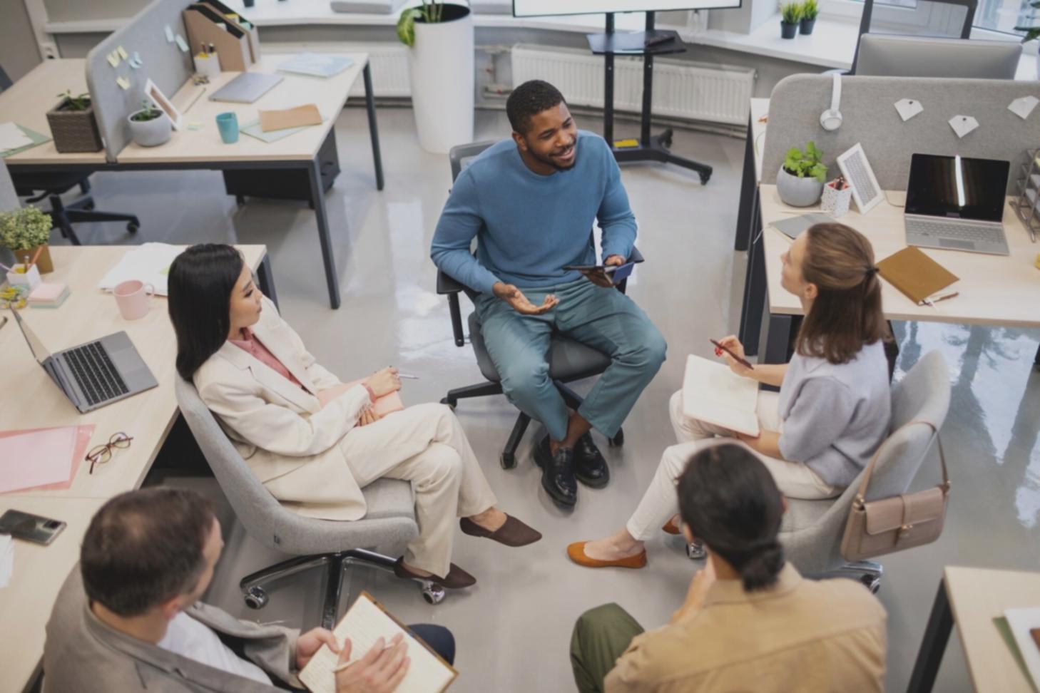 Analyse détaillée de documents financiers sur un bureau