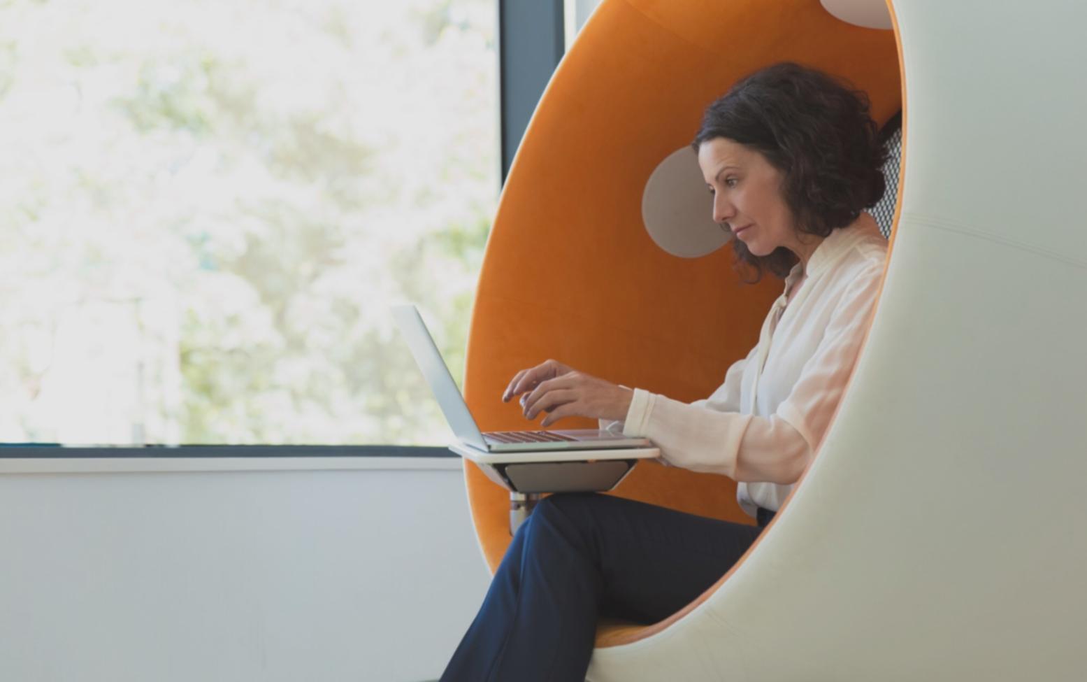 Espace de travail moderne avec documents et outils d'analyse